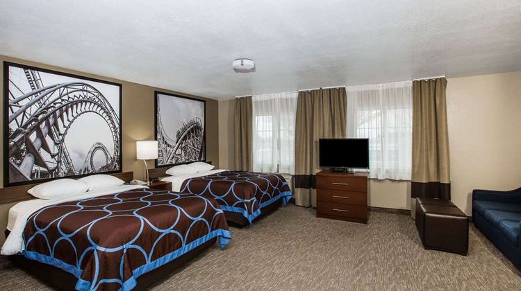 Super 8 Altoona Suite