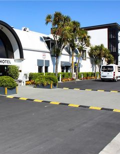 Commodore Airport Hotel