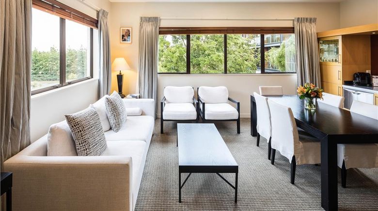 <b>Commodore Airport Hotel Suite</b>. Images powered by <a href="https://iceportal.shijigroup.com/" title="IcePortal" target="_blank">IcePortal</a>.