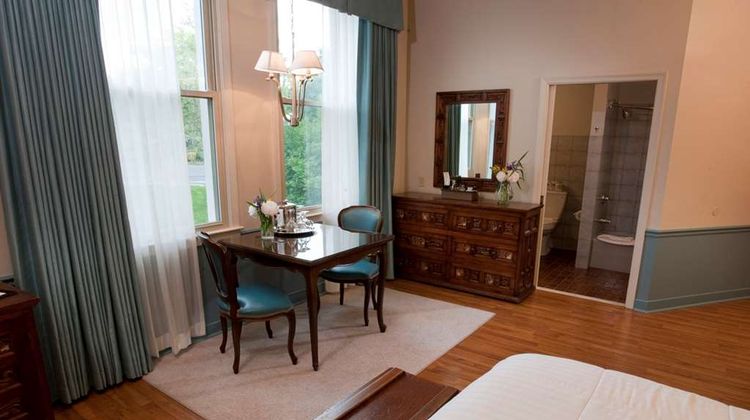 La Tourelle Hotel, Bistro, & Spa Room