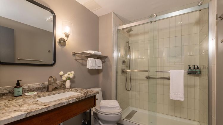 La Tourelle Hotel, Bistro, & Spa Suite