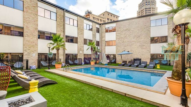 <b>Riverwalk Plaza Hotel Pool</b>. Images powered by <a href="https://iceportal.shijigroup.com/" title="IcePortal" target="_blank">IcePortal</a>.