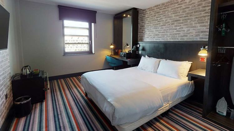 Village Hotel Edinburgh Room