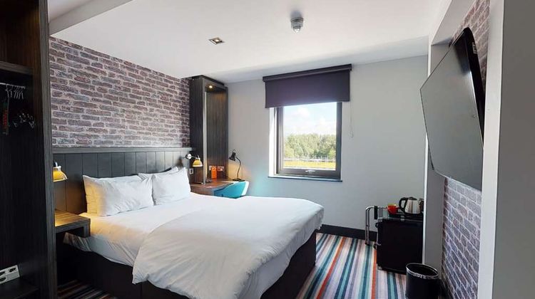 Village Hotel Edinburgh Room