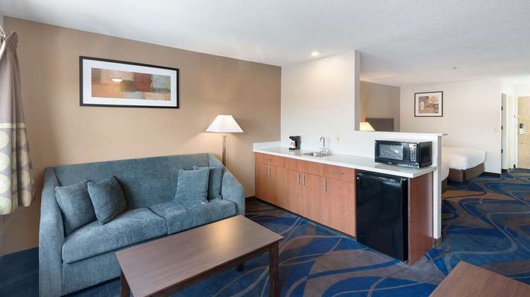 Quality Inn & Suites Tri-Cities Room