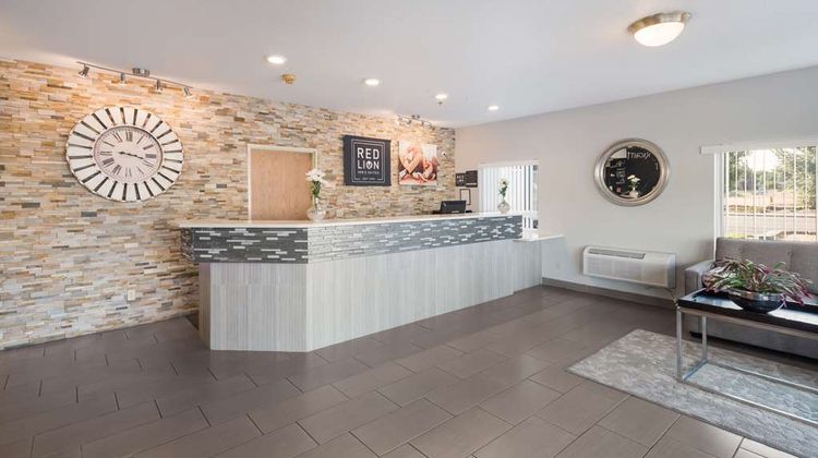 Quality Inn & Suites Tri-Cities Lobby