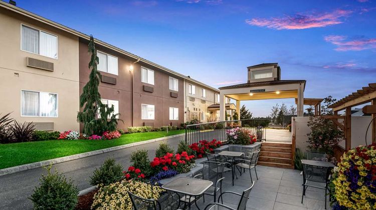 Red Lion Inn and Suites Sequim Exterior