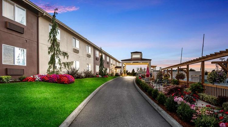 Red Lion Inn and Suites Sequim Exterior