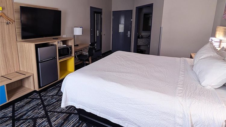 Days Inn & Suites Augusta West Room