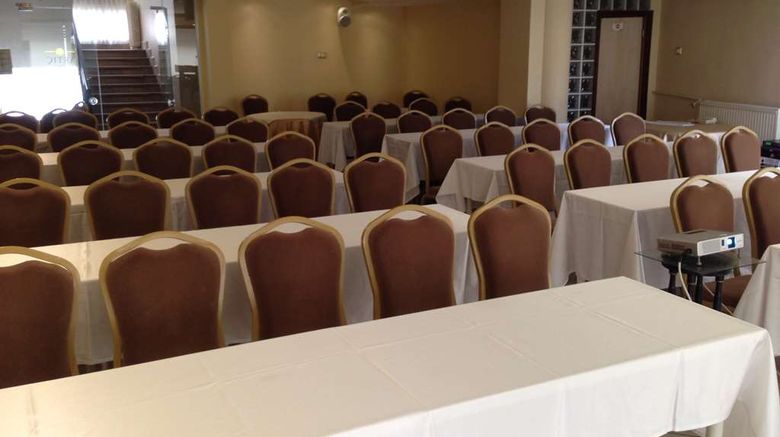 <b>Artic Hotel Meeting</b>. Images powered by <a href="https://iceportal.shijigroup.com/" title="IcePortal" target="_blank">IcePortal</a>.