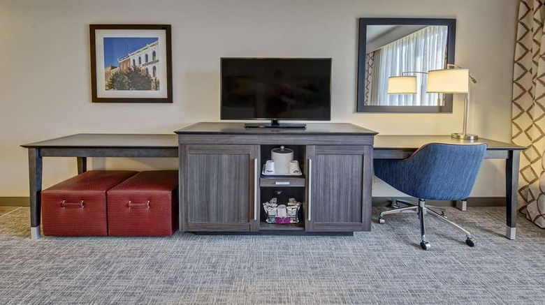 <b>Hampton Inn & Suites Franklin Room</b>. Images powered by <a href="https://iceportal.shijigroup.com/" title="IcePortal" target="_blank">IcePortal</a>.
