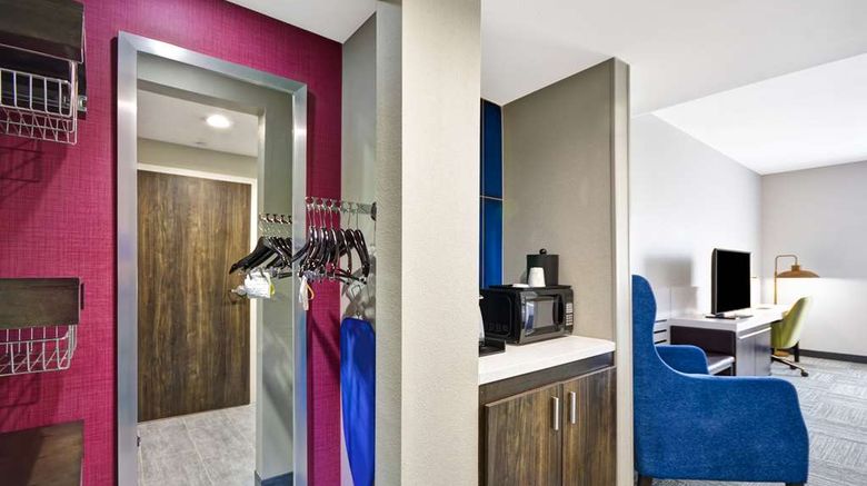 <b>Hilton Garden Inn Tulsa/Broken Arrow Room</b>. Images powered by <a href="https://iceportal.shijigroup.com/" title="IcePortal" target="_blank">IcePortal</a>.