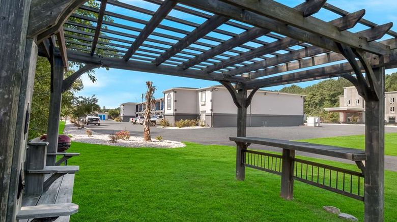 <b>SureStay Hotel Manning Exterior</b>. Images powered by <a href="https://iceportal.shijigroup.com/" title="IcePortal" target="_blank">IcePortal</a>.
