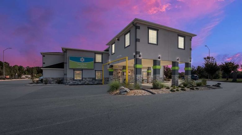 <b>SureStay Hotel Manning Exterior</b>. Images powered by <a href="https://iceportal.shijigroup.com/" title="IcePortal" target="_blank">IcePortal</a>.