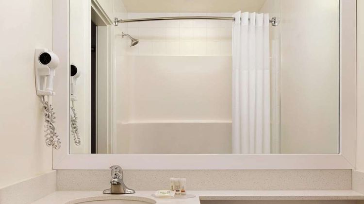 Days Inn 100 Mile House Room