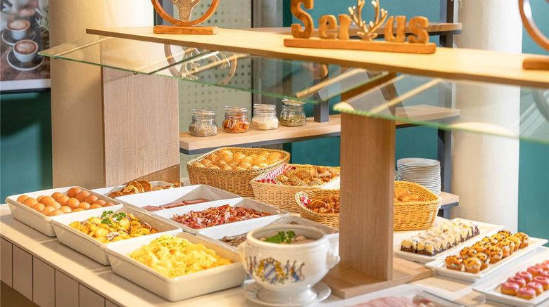 <b>Muenchen City Center Hotel, aff by Melia Restaurant</b>. Images powered by <a href="https://iceportal.shijigroup.com/" title="IcePortal" target="_blank">IcePortal</a>.