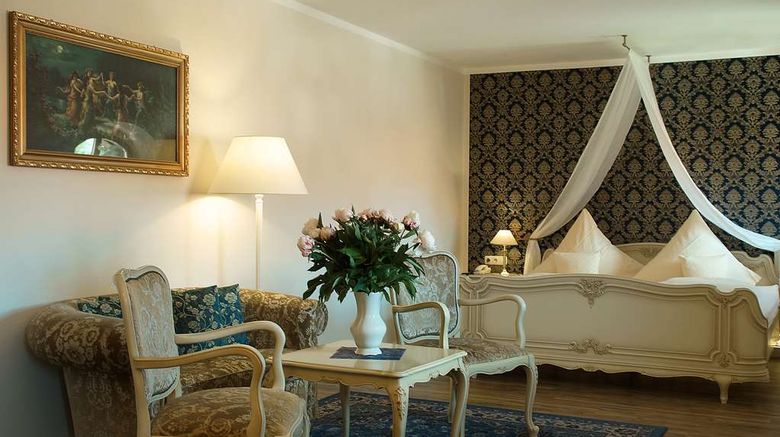 <b>Schlosshotel Klaffenbach Suite</b>. Images powered by <a href="https://iceportal.shijigroup.com/" title="IcePortal" target="_blank">IcePortal</a>.