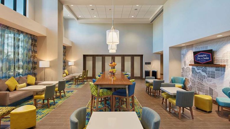 <b>Hampton Inn & Suites Sacramento at CSUS Lobby</b>. Images powered by <a href="https://iceportal.shijigroup.com/" title="IcePortal" target="_blank">IcePortal</a>.
