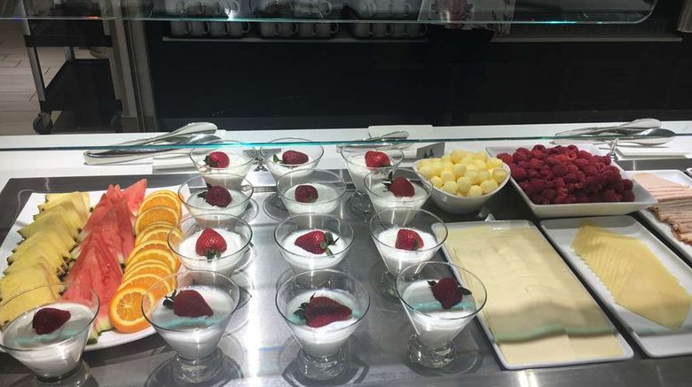 <b>OTL Gouverneur Sherbrooke Restaurant</b>. Images powered by <a href="https://iceportal.shijigroup.com/" title="IcePortal" target="_blank">IcePortal</a>.