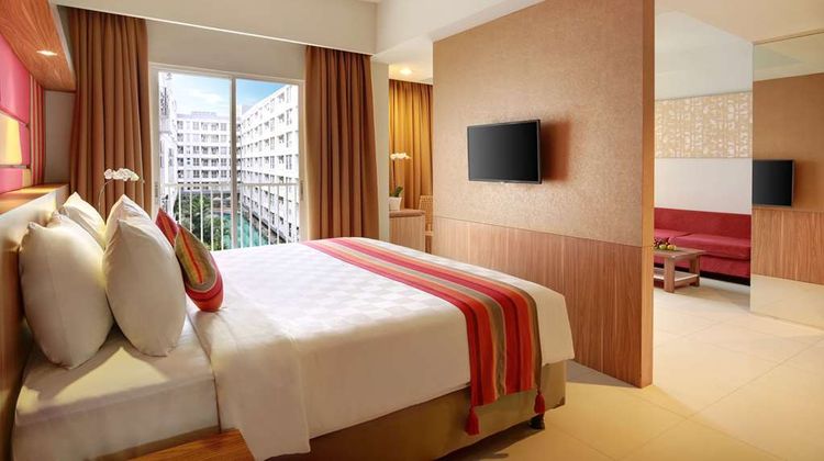 Kyriad Airport Hotel Suite