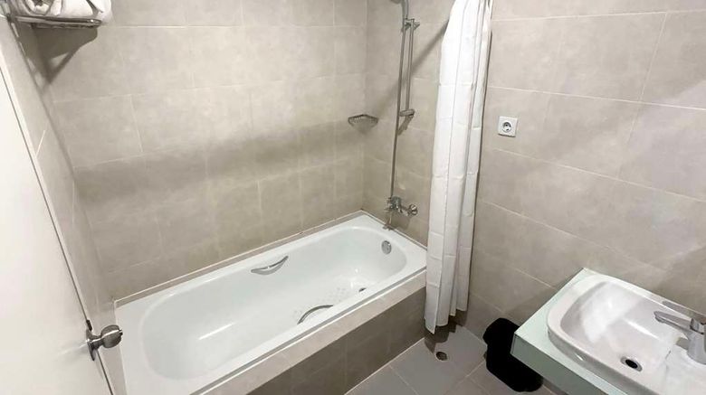 <b>Kyriad Airport Hotel Suite</b>. Images powered by <a href="https://iceportal.shijigroup.com/" title="IcePortal" target="_blank">IcePortal</a>.