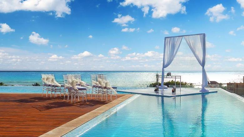 <b>The Fives Downtown Hotel Curio by Hilton Pool</b>. Images powered by <a href="https://iceportal.shijigroup.com/" title="IcePortal" target="_blank">IcePortal</a>.