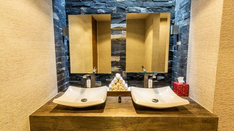 The Fives Downtown Hotel Curio by Hilton Spa
