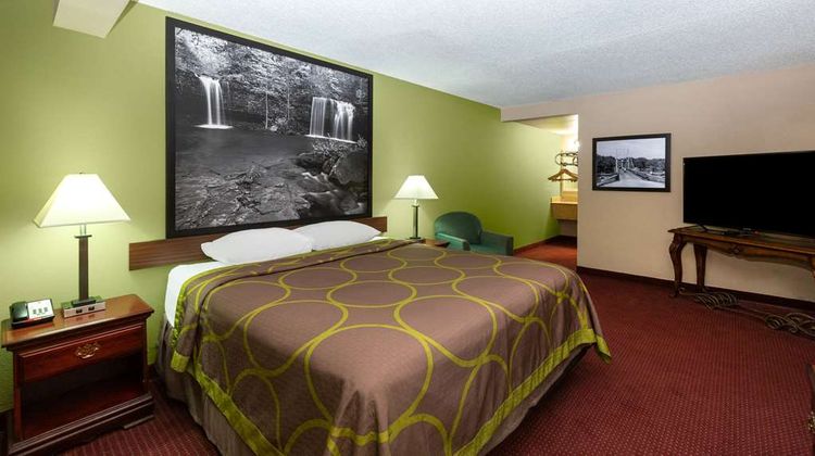 Super 8 Eureka Springs Suite
