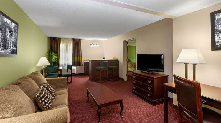 Super 8 Eureka Springs Suite