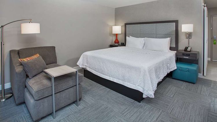 Hampton by Hilton Vincennes Room