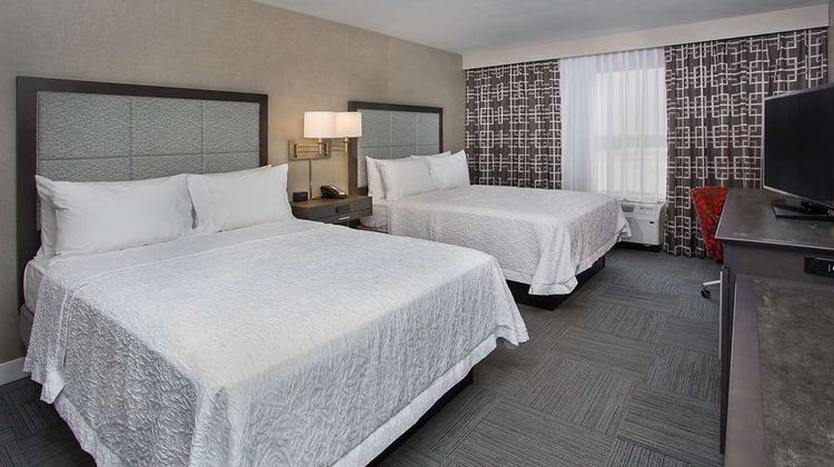 Hampton by Hilton Vincennes Room