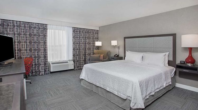 Hampton by Hilton Vincennes Room