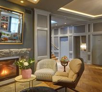 Konsulat Hotel, Curio Collection Lobby