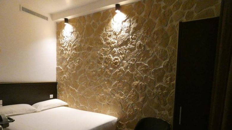 <b>Hotel Bonne Nouvelle Room</b>. Images powered by <a href="https://iceportal.shijigroup.com/" title="IcePortal" target="_blank">IcePortal</a>.