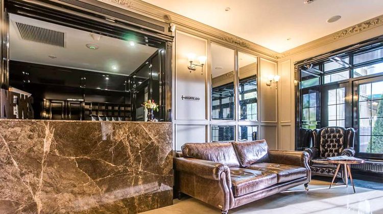 Wall Street Hotel Lobby