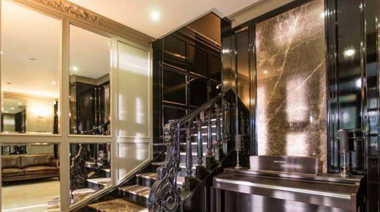 Wall Street Hotel Lobby