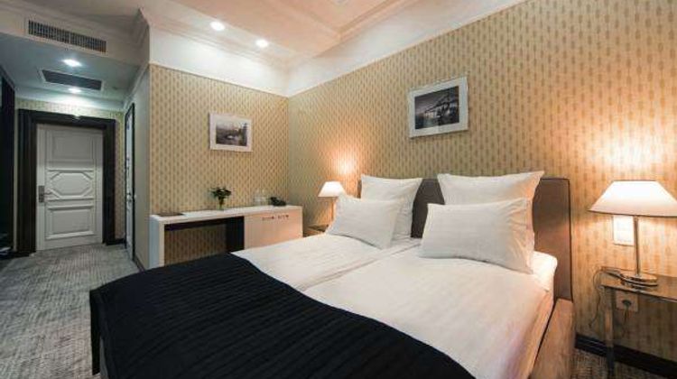 Wall Street Hotel Room