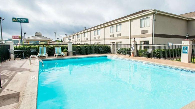 <b>Quality Inn Pool</b>. Images powered by <a href="https://iceportal.shijigroup.com/" title="IcePortal" target="_blank">IcePortal</a>.