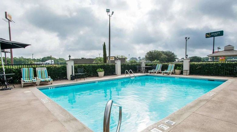 <b>Quality Inn Pool</b>. Images powered by <a href="https://iceportal.shijigroup.com/" title="IcePortal" target="_blank">IcePortal</a>.