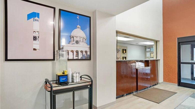 <b>Comfort Inn Livingston Lobby</b>. Images powered by <a href="https://iceportal.shijigroup.com/" title="IcePortal" target="_blank">IcePortal</a>.