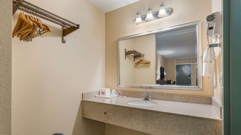 <b>Econo Lodge Cullman South Room</b>. Images powered by <a href="https://iceportal.shijigroup.com/" title="IcePortal" target="_blank">IcePortal</a>.