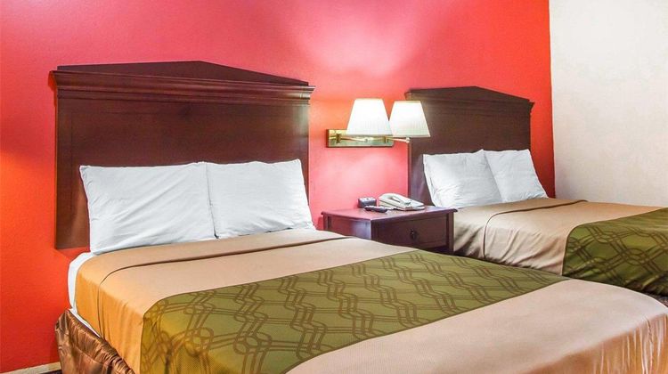 Econo Lodge Lanett Room