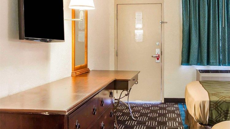 Econo Lodge Lanett Room
