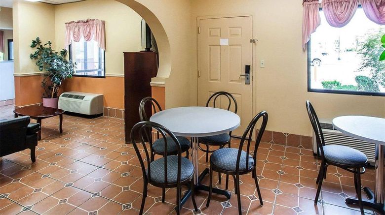 <b>Econo Lodge Inn and Suites Tuscaloosa I-20 Lobby</b>. Images powered by <a href="https://iceportal.shijigroup.com/" title="IcePortal" target="_blank">IcePortal</a>.