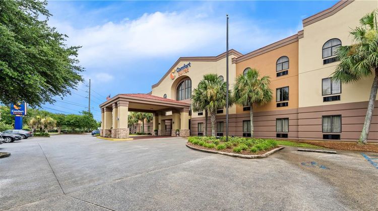 Comfort Suites Exterior