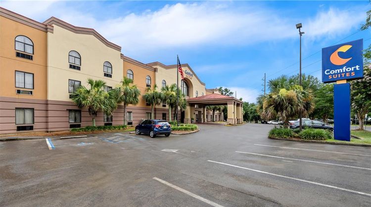 Comfort Suites Exterior