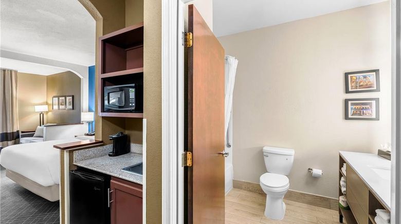 <b>Comfort Suites Room</b>. Images powered by <a href="https://iceportal.shijigroup.com/" title="IcePortal" target="_blank">IcePortal</a>.