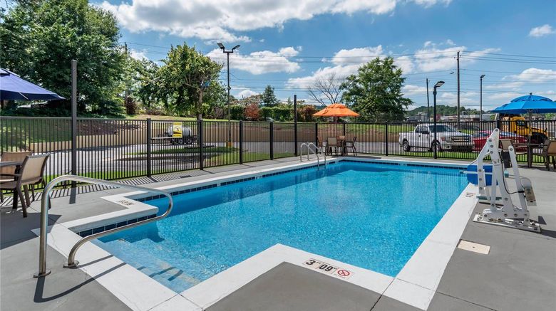 <b>Comfort Inn Pool</b>. Images powered by <a href="https://iceportal.shijigroup.com/" title="IcePortal" target="_blank">IcePortal</a>.