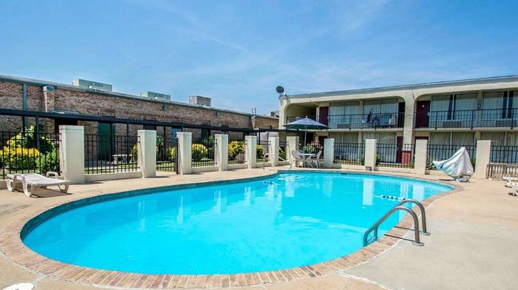 Econo Lodge Pool