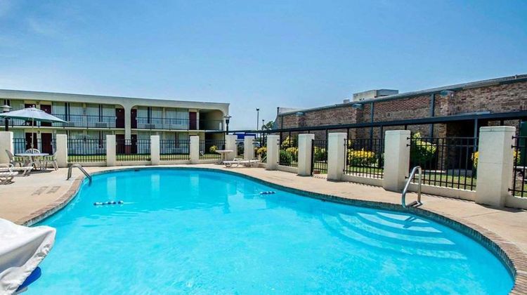 Econo Lodge Pool